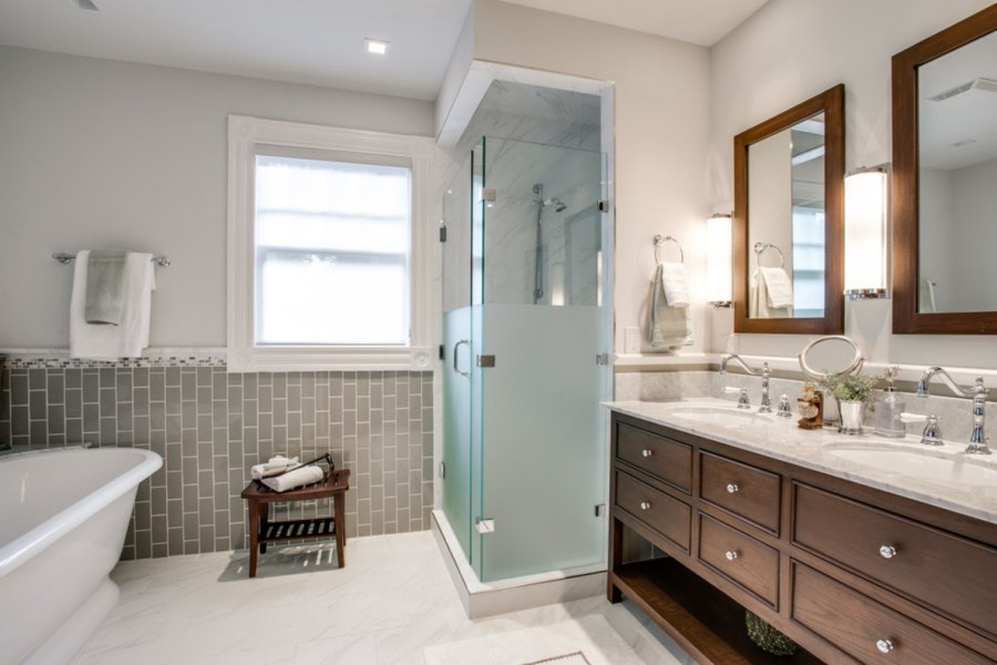 Интерьер ванной комнаты с окном в частном доме