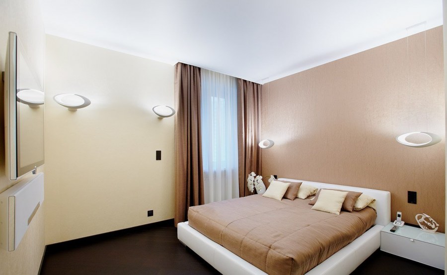 Кофе с молоком натяжной потолок в спальне