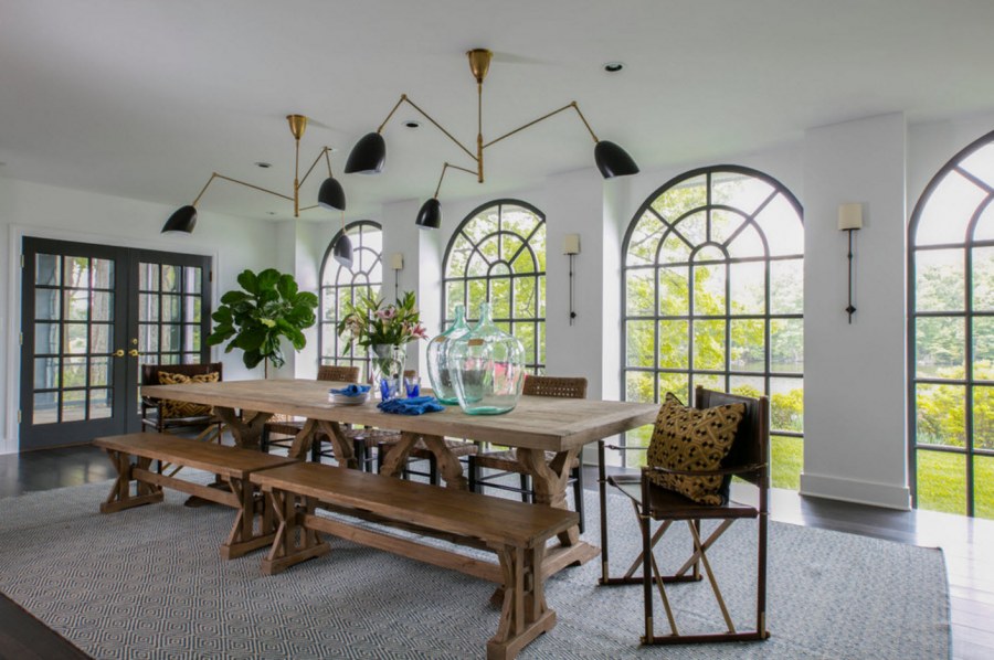 Интерьер кофейни с арочными окнами