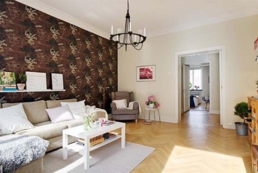 Сочетание темных и светлых обоев в гостиной