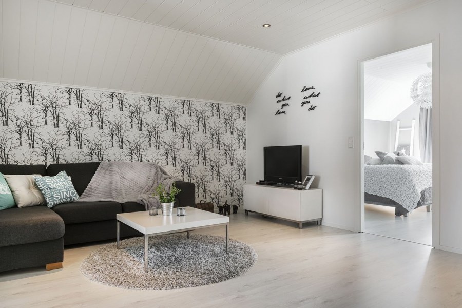 Белые обои в интерьере гостиной