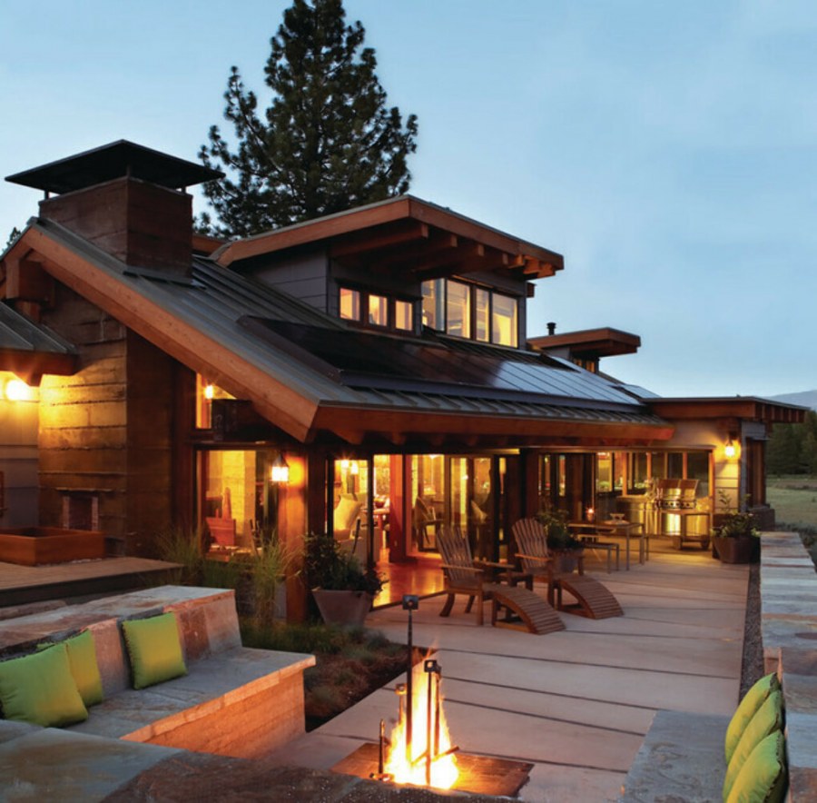 Уютный деревянный домик снаружи