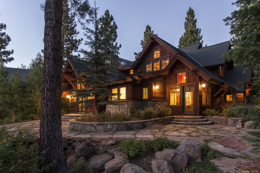 Деревянный дом в лесу