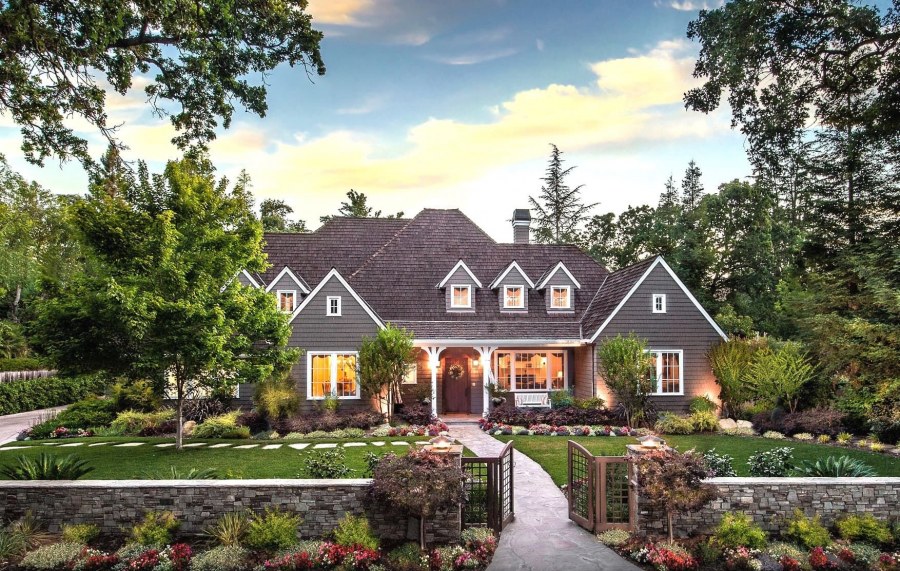 Красивый загородный дом с садом