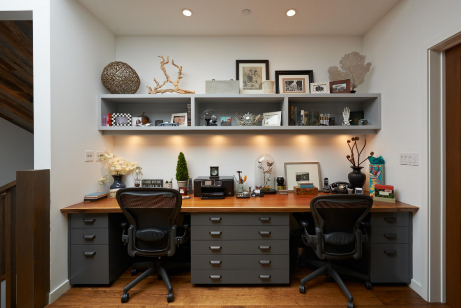 Полки над рабочим местом