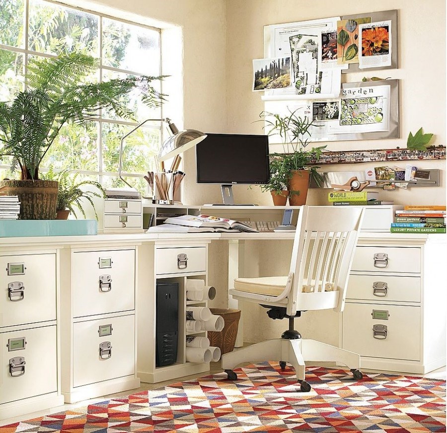 Уютный письменный стол