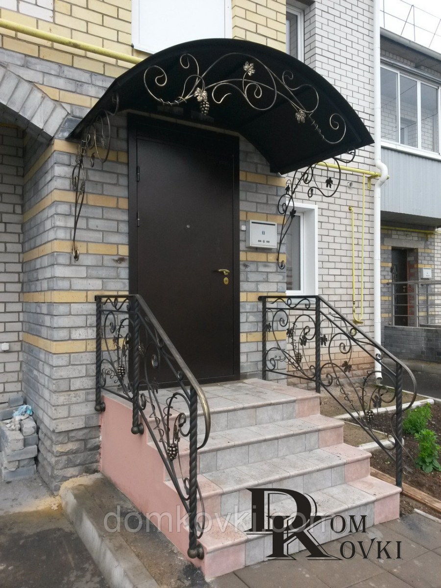 Красивая дверь в дом