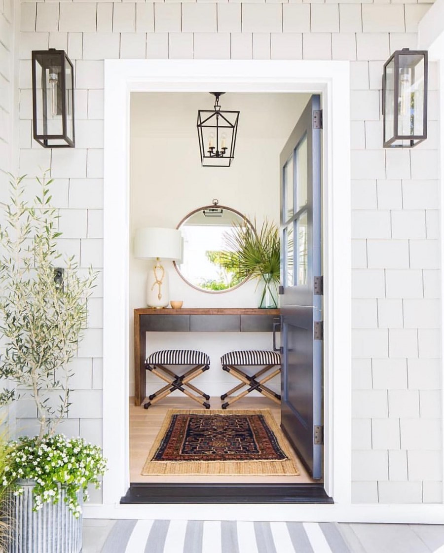 Светильник над входной дверью уличный