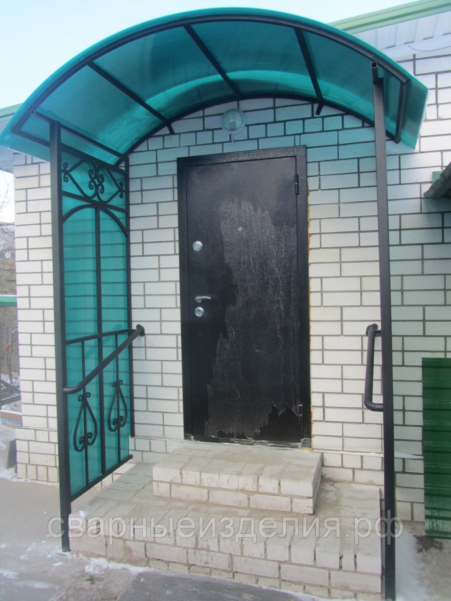 Входная дверь с крыльцом