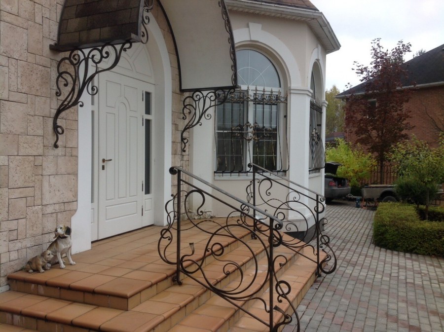 Железные ступеньки для крыльца