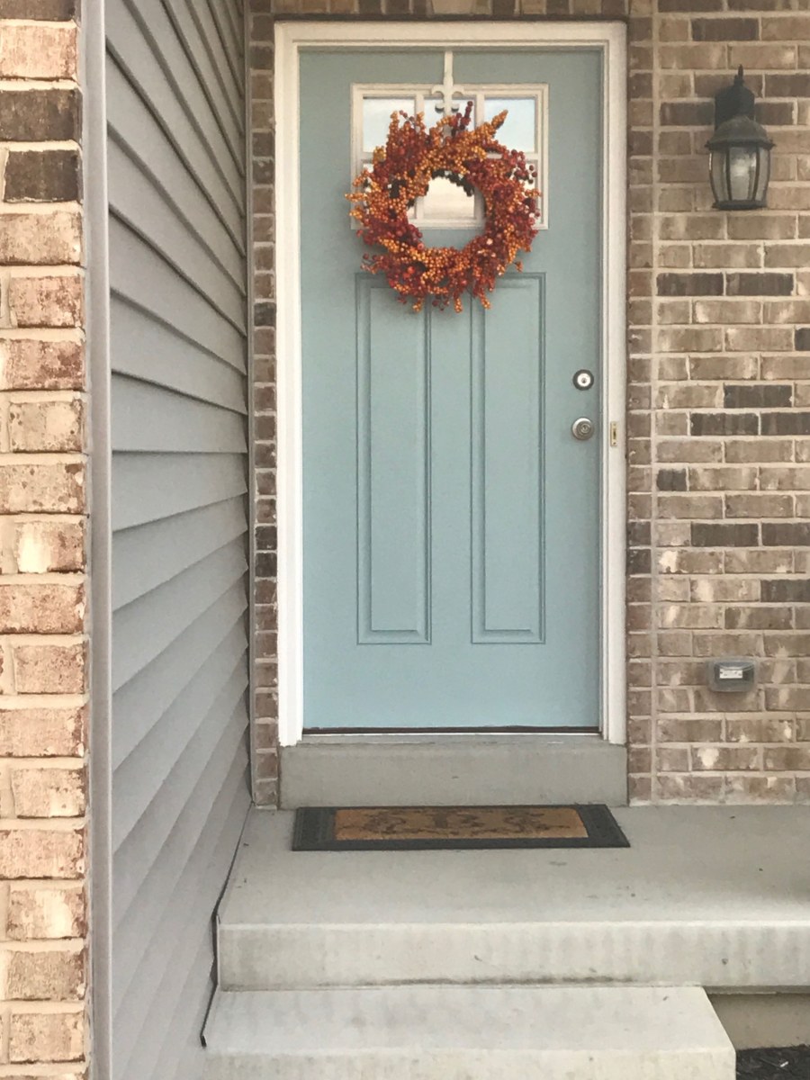 Серый дом и зеленая дверь