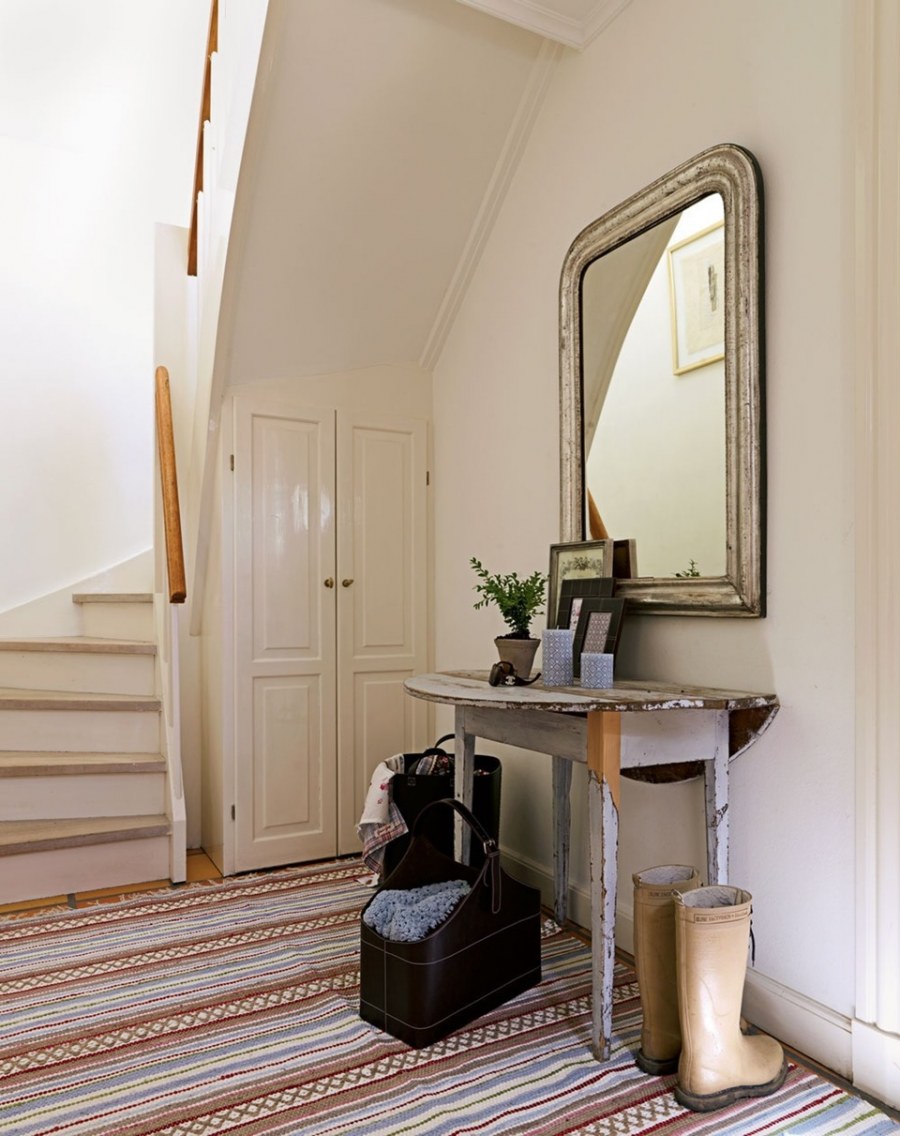 Окно над входной дверью