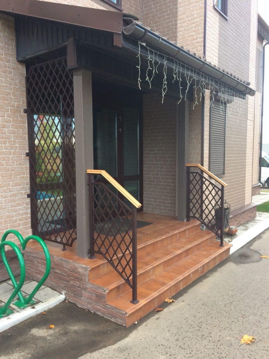 Светильник над входной дверью