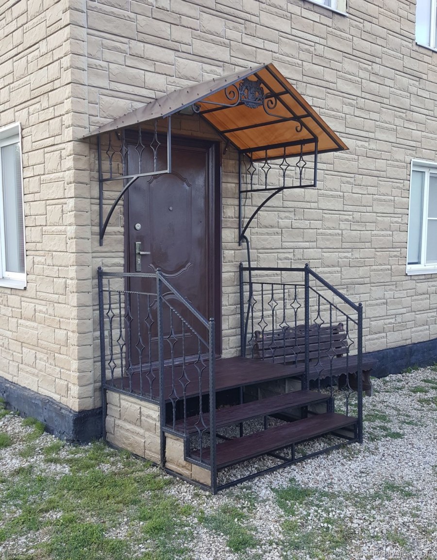 Крыльцо для частного дома из металла