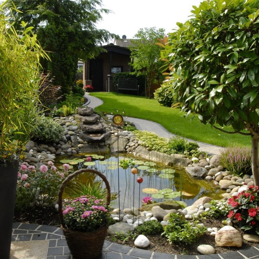 Садовый прудик с мостиком