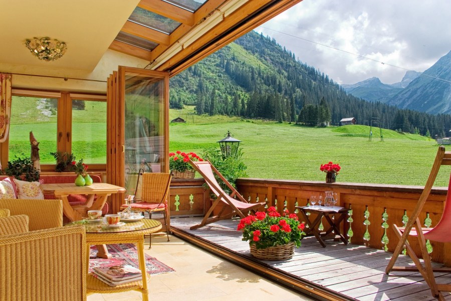 Терраса с видом на горы