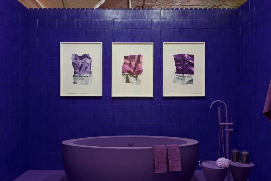 Фиолетовая пустая комната