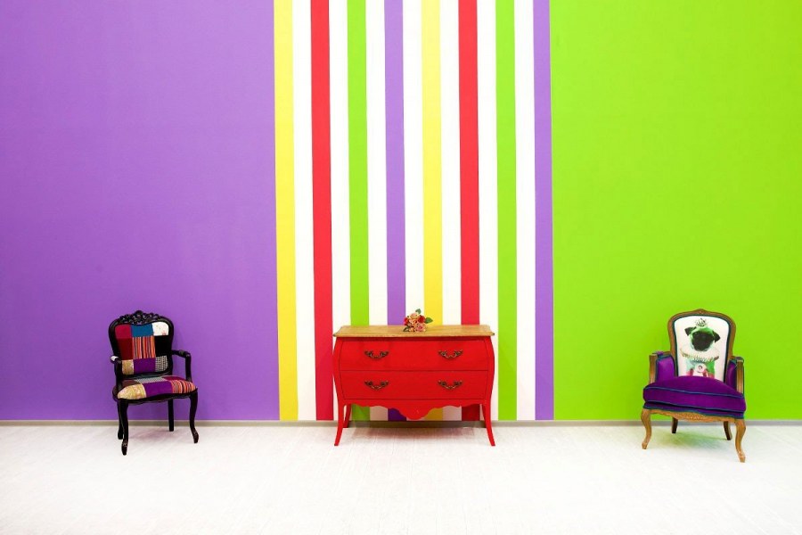 Разноцветные стены в комнате