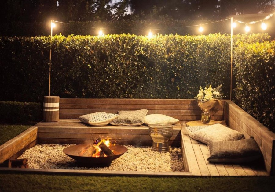 Лаунж зона с костром на даче
