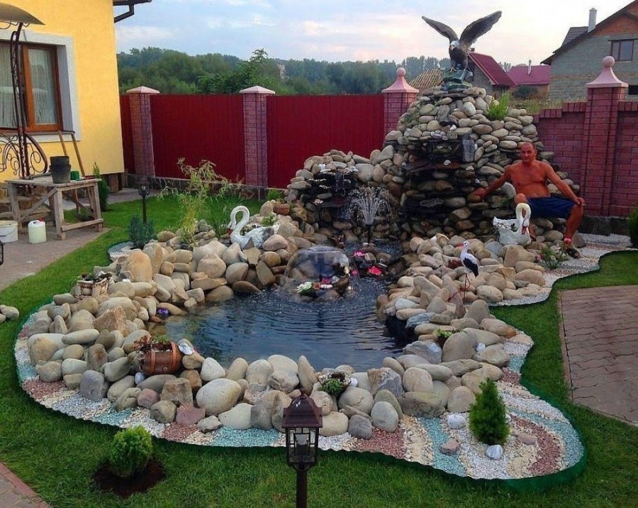 Декор садового участка камнями