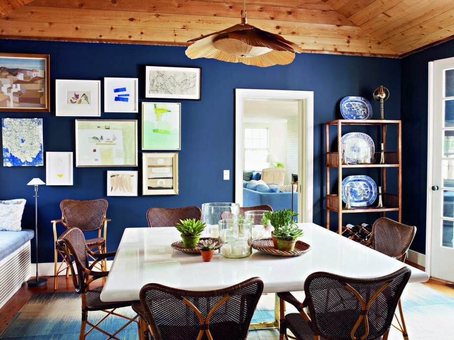 Сочетание синего и дерева в интерьере