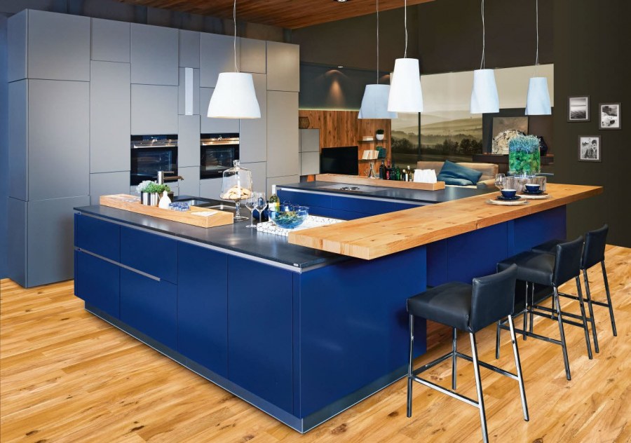 Синяя кухня с деревянной столешницей