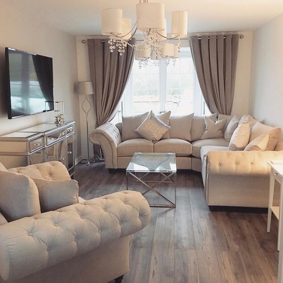 Уютная гостиная в светлых тонах