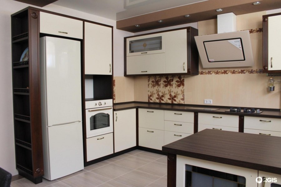 Светлый кухонный гарнитур с темной столешницей