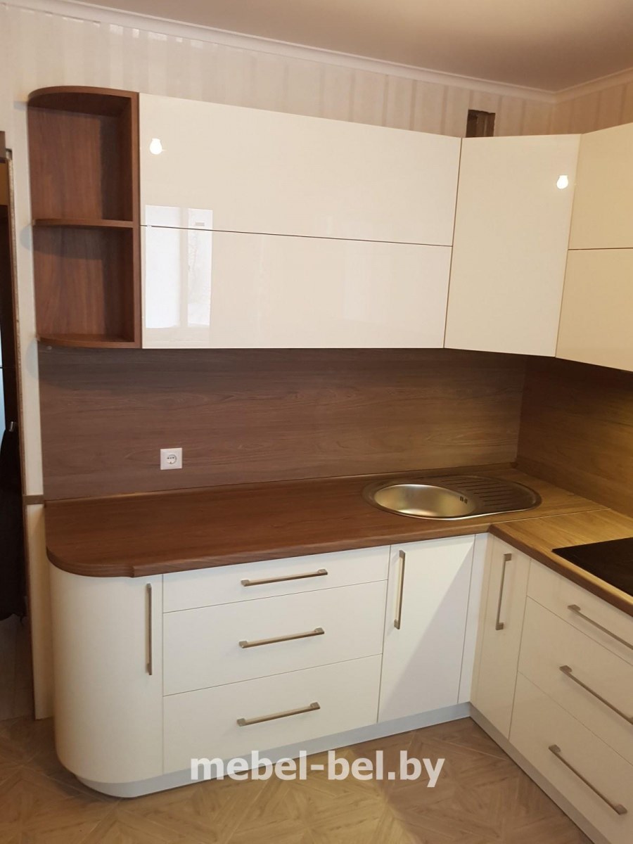 Белая угловая кухня с коричневой столешницей