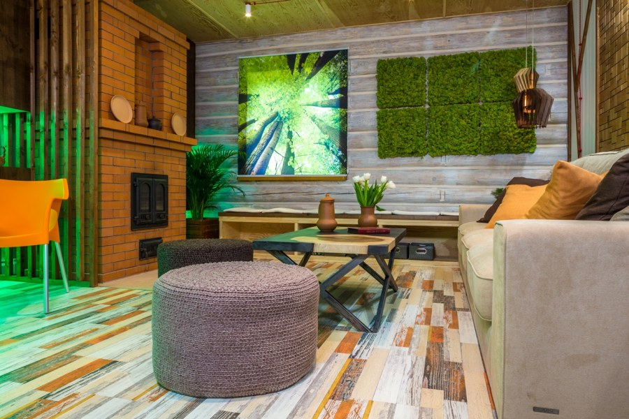 Черный ковролин в комнате