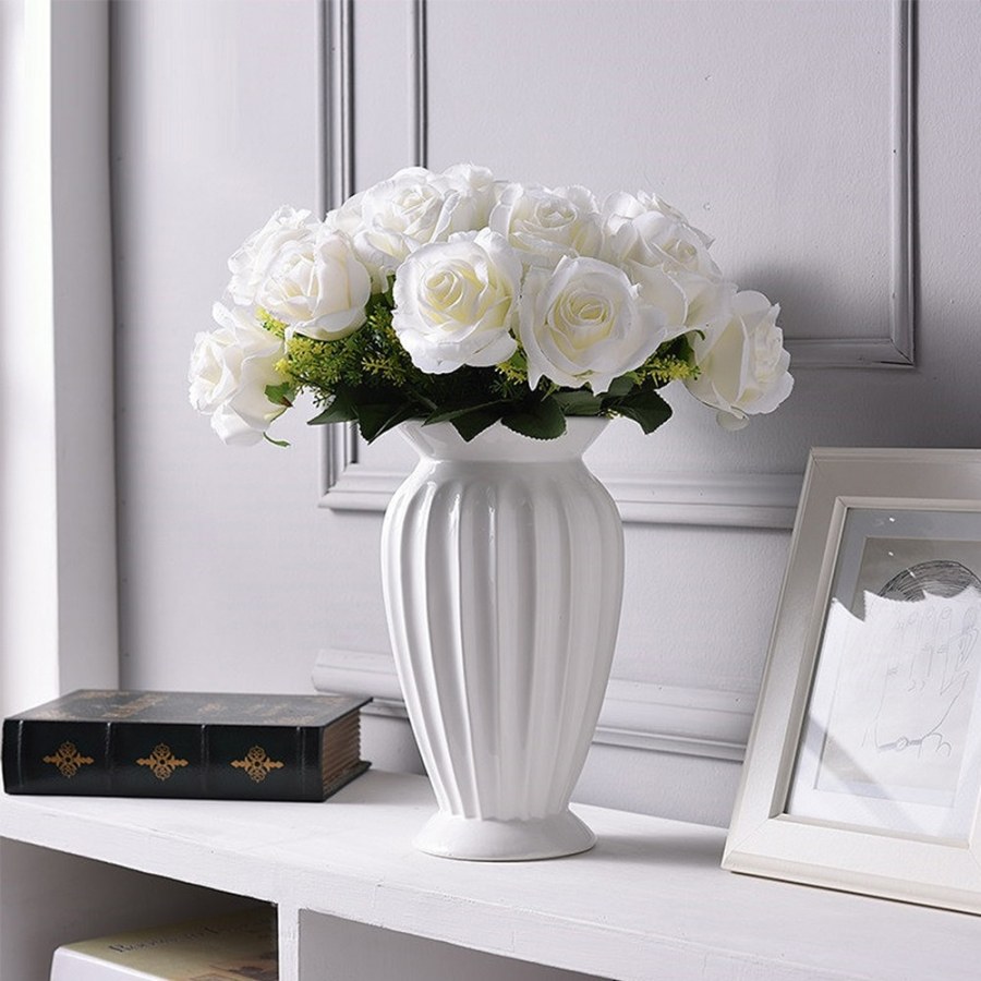 Вазы с искусственными цветами