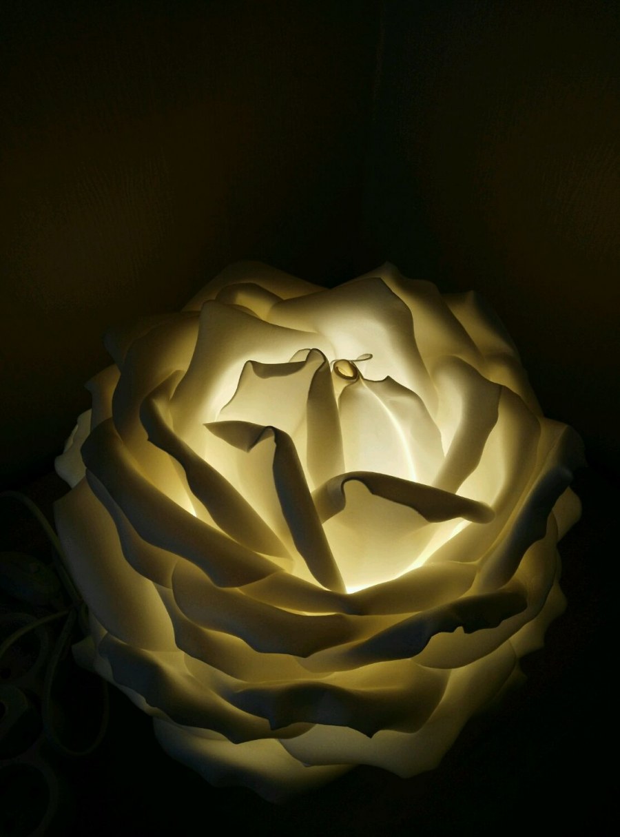 Настольная лампа белая с розами