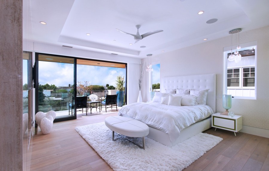 Белая спальня с видом на море