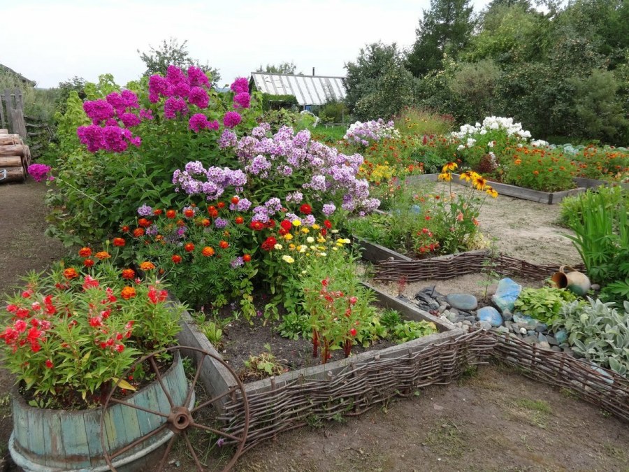 Плетень для клумбы своими руками