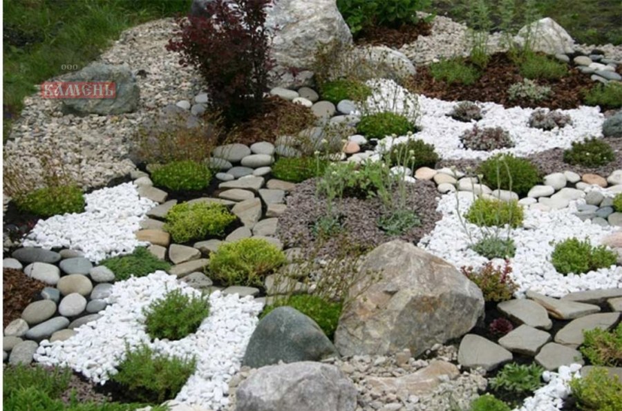 Альпийская горка из круглых камней