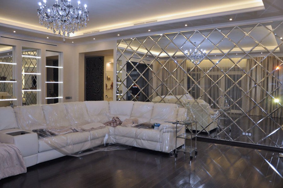 Зеркальная плитка в гостиной