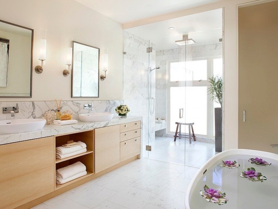 Большая светлая ванная комната