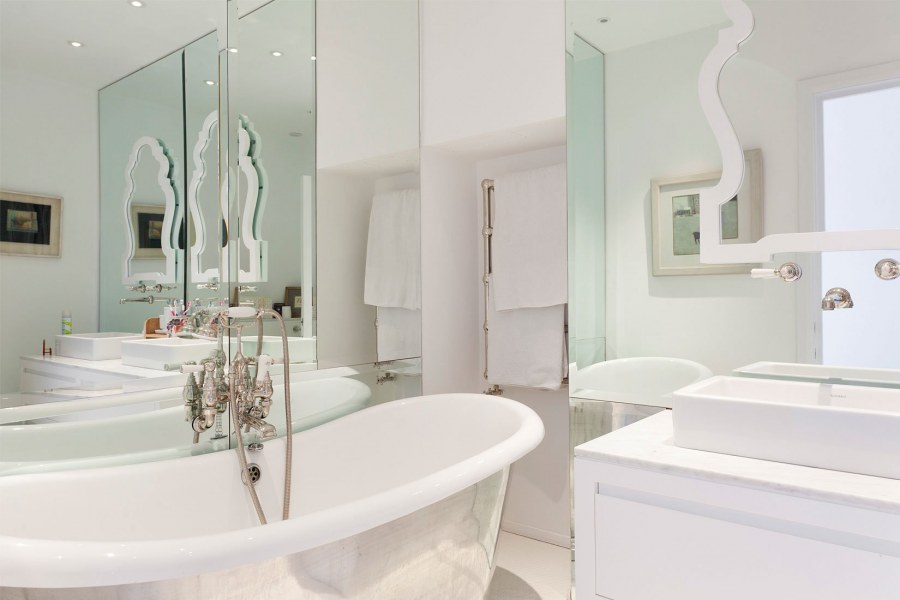 Светлая роскошная ванная комната