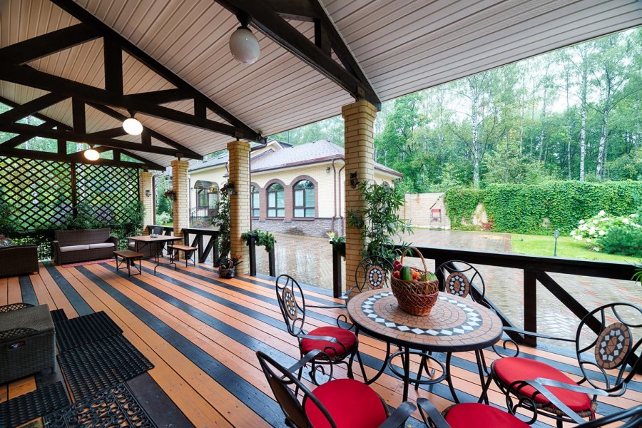 Коттедж с верандой