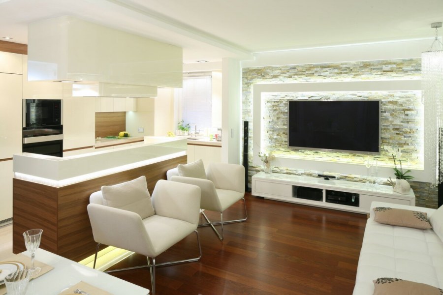 Телевизор в кухне гостиной