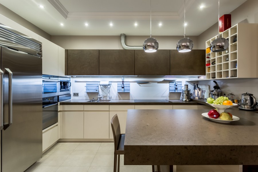 Голубой бетон кухня п образная