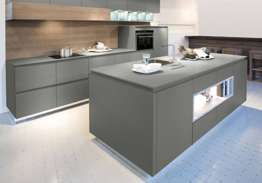 Кухня светлый бетон и дерево