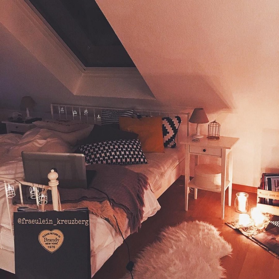 Уютная комната на чердаке для подростка