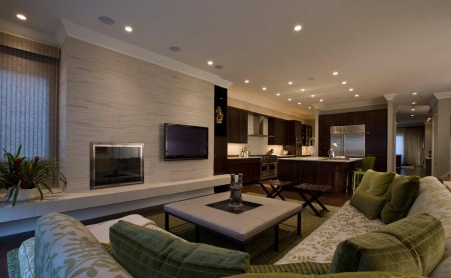 Современная обстановка гостиной комнаты в доме