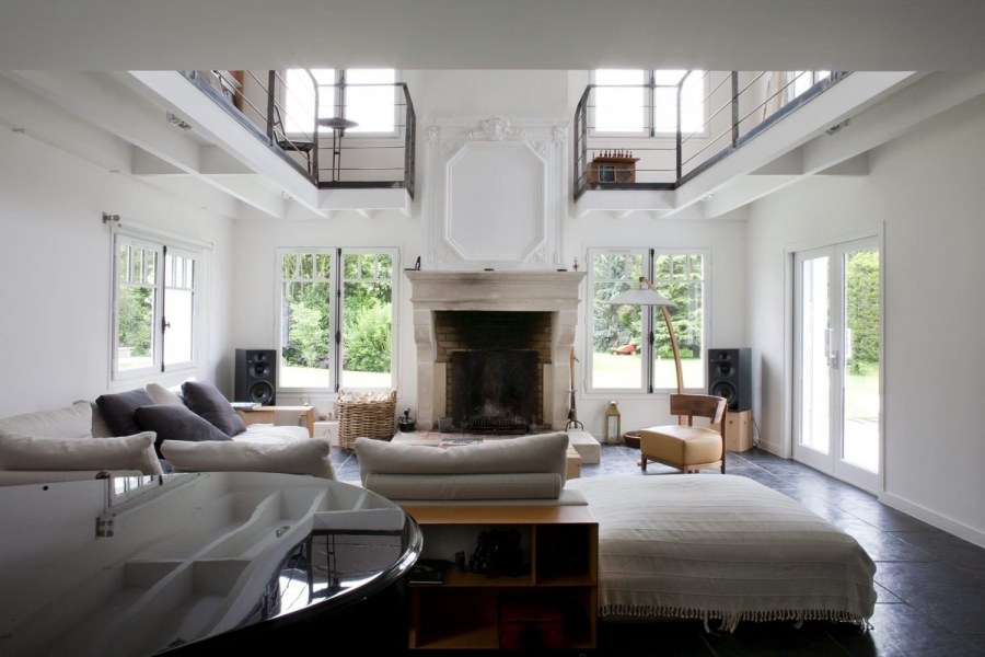 Большая гостиная с высокими потолками