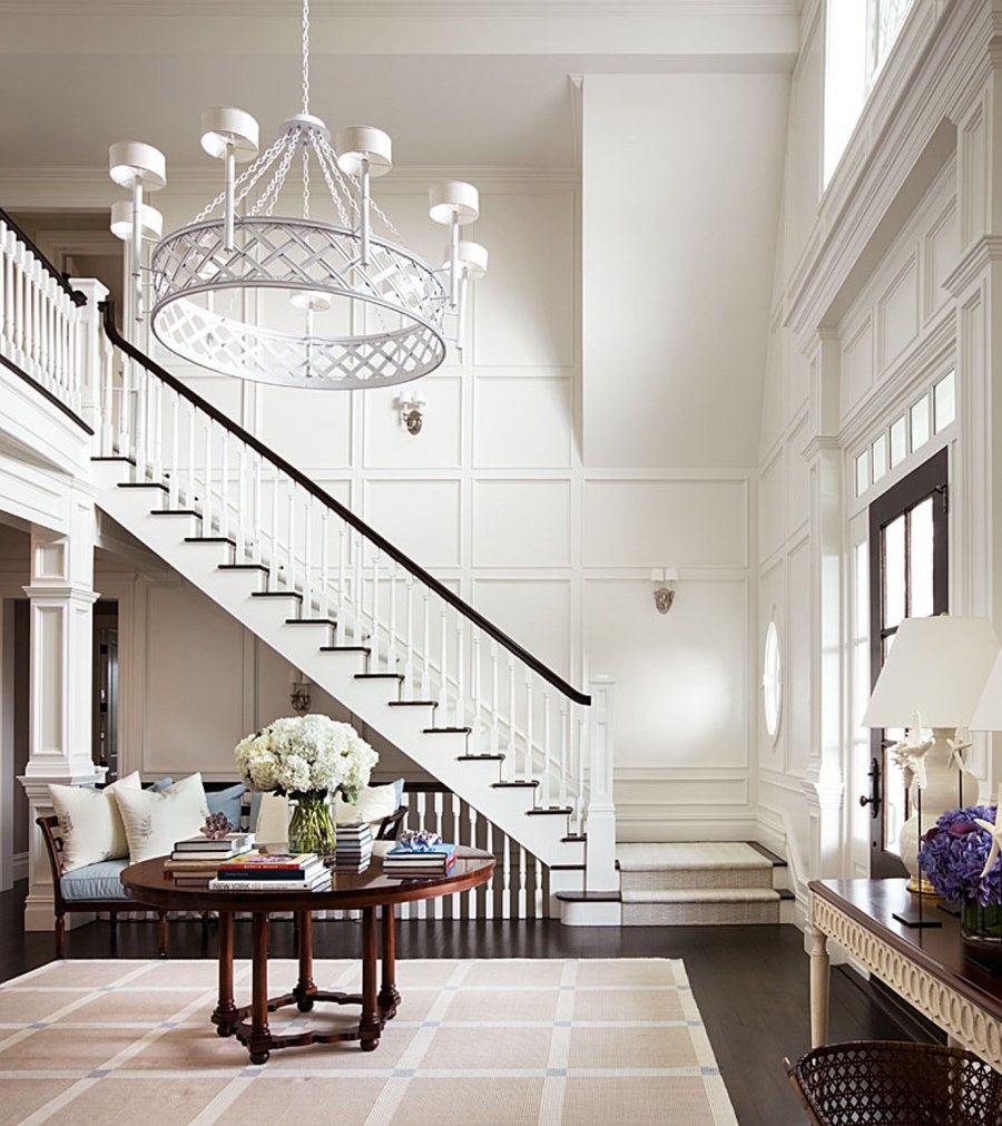 Лестница в классическом интерьере