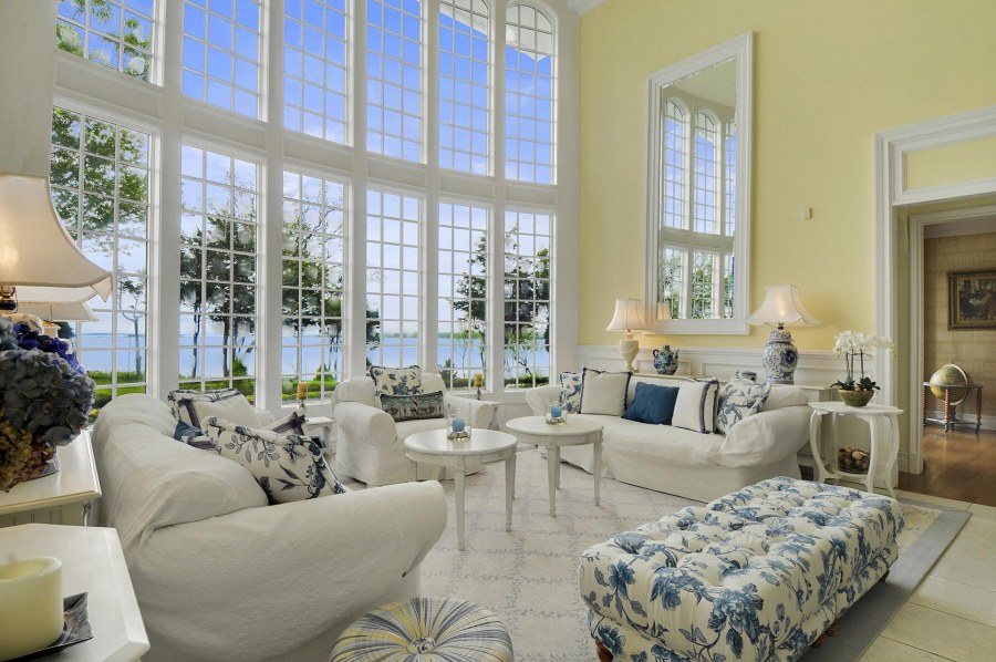 Интерьер гостиной с большими окнами