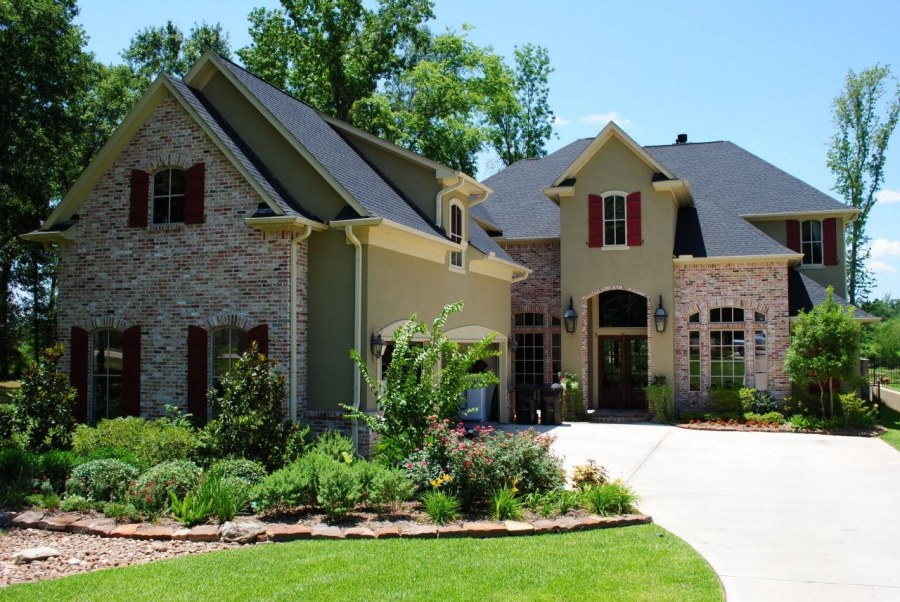 Красивый загородный дом