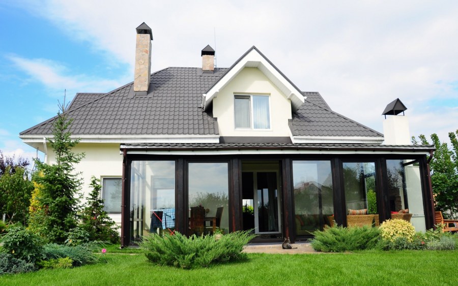 Дом с большими окнами и террасой