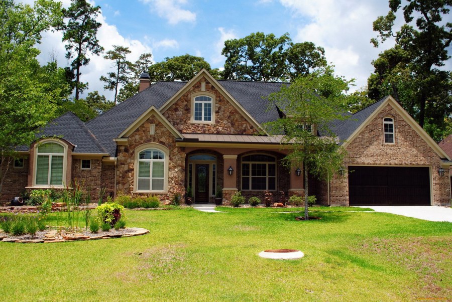 Красивый загородный дом